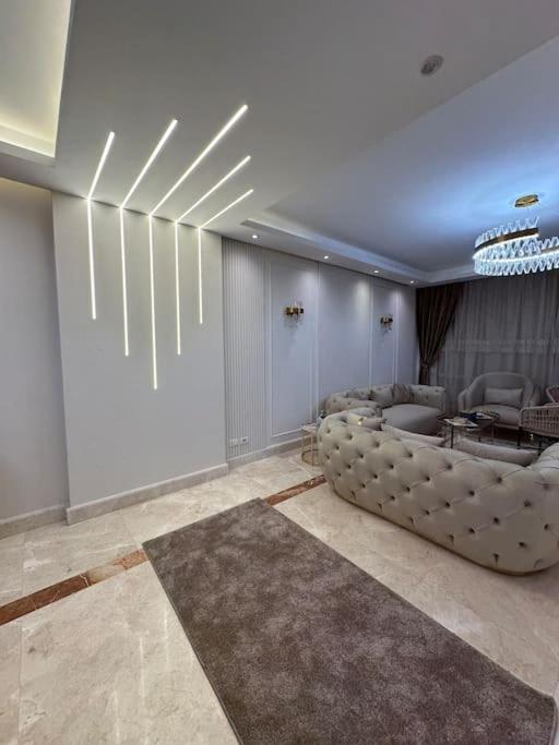 Royal Near Star Mall 3 Bedroom דירה