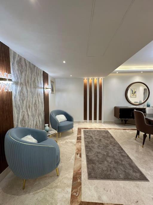 Royal Near Star Mall 3 Bedroom דירה *