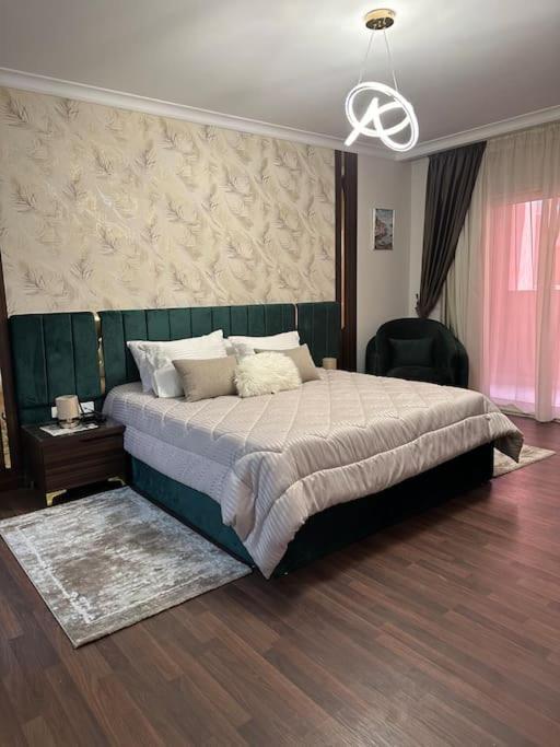 Royal Near Star Mall 3 Bedroom דירה *