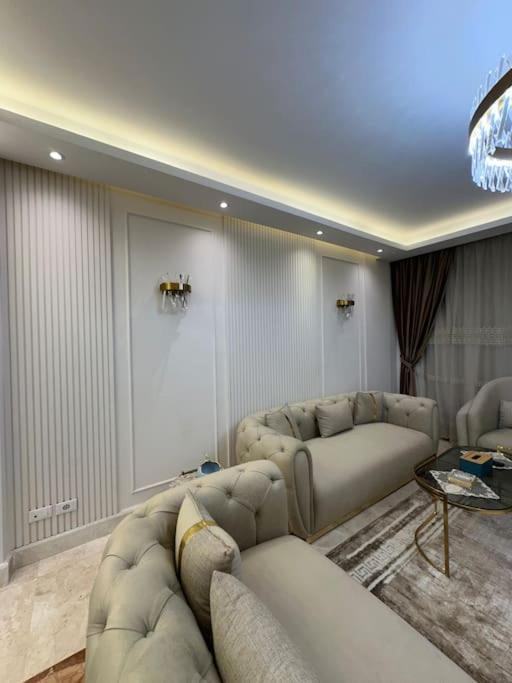 Royal Near Star Mall 3 Bedroom דירה *